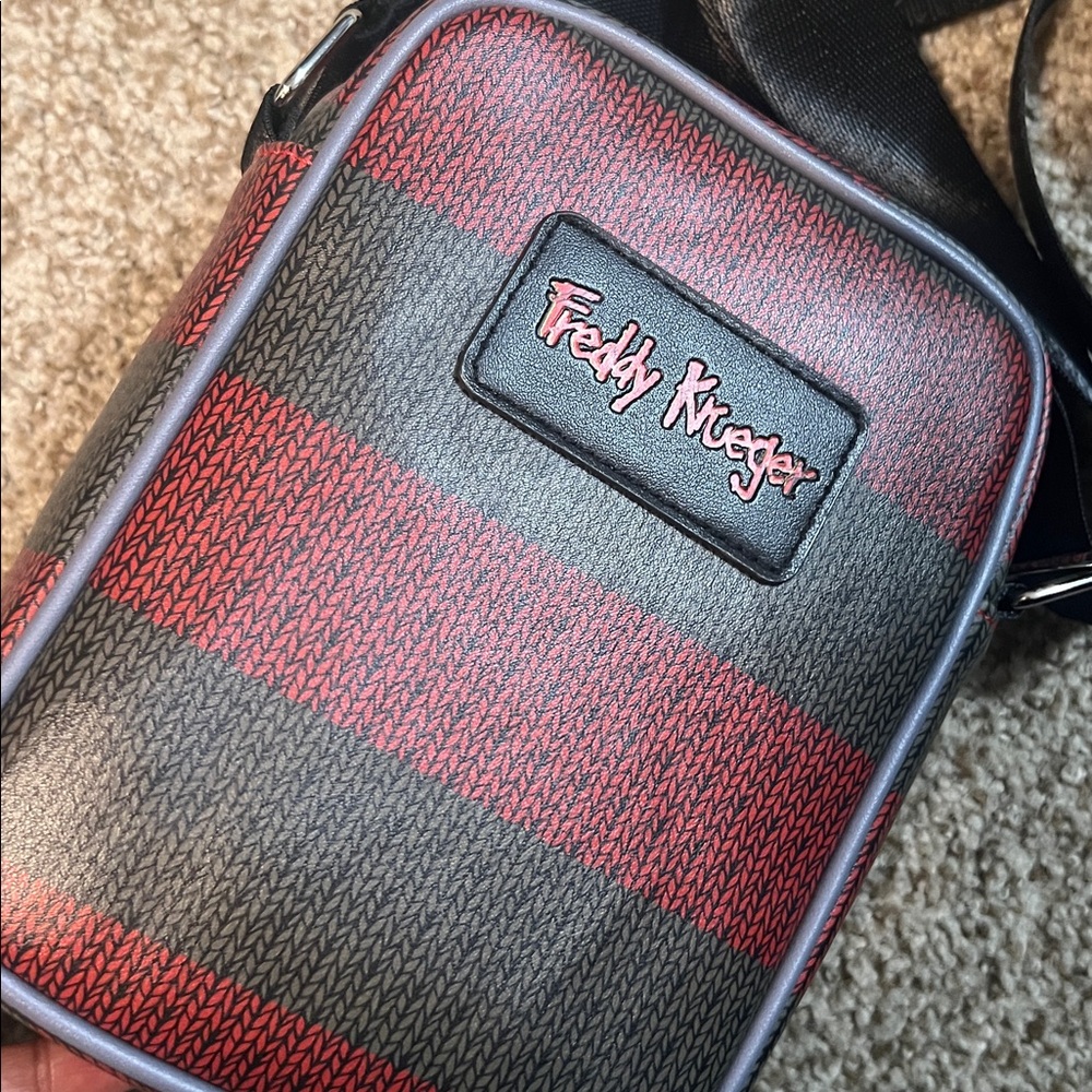 🎃 BUCKLE-DOWN Freddy Krueger Ready or Not Crossbody Bag. NWOT - Picture 4 of 10
